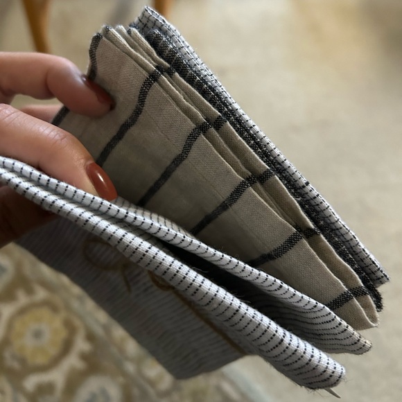 Crate & Barrel set of 4 cocktail napkins (100% linen) NWT - Picture 3 of 7